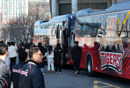 (01.30.24) '감독 없는 전지훈련' 프로야구 KIA 선수단 무거운 '호주행'