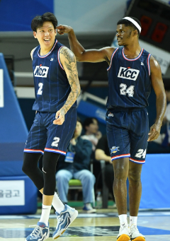 (10.13.23) 프로농구 KCC, 옛 연고지 군산서 LG 꺾고 KBL 컵대회 4강 진출