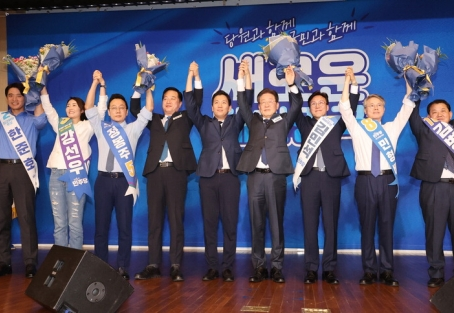 (07.14.24) 이재명과 사진 찍은 4명 본선 안착 … 정봉주도 '컴백'