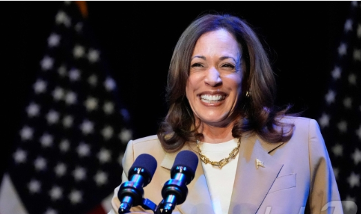 美대선 웃음 대결…'깔깔 해리스' 조롱에 '무표정 트럼프'로 응수