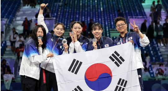 [올림픽] 후배들과 역사 쓴 '황태자의 딸' 윤지수 "아빠, 나 2개 땄어!"