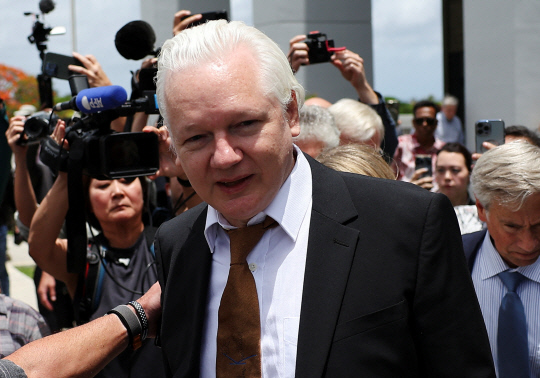 `세기의 폭로자` 어산지, 14년만에 자유의 몸 됐다…고국 호주로