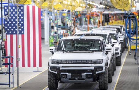 (10.18.23) '파격 세일' 해도 재고만 쌓여…GM, 전기 트럭 공장 1년 연기