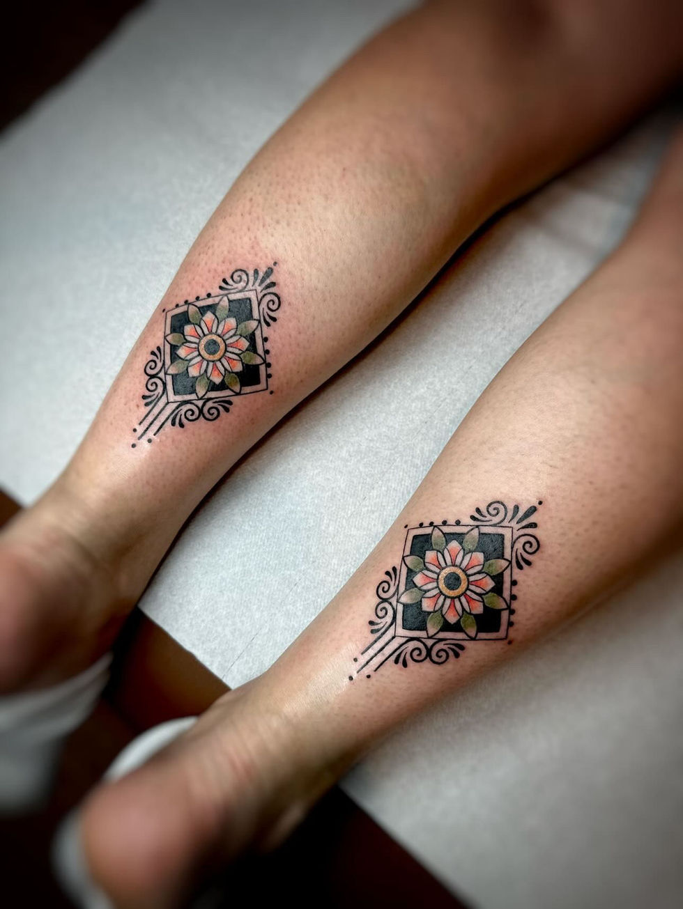 Découvrez Lilou, tatoueuse à Landemont (Maine-et-Loire), entre Nantes et Angers, spécialisée dans les tatouages fins, délicats et personnalisés. Le collectif Tatoueurs TTF est fier d'accueillir cette artiste reconnue pour la précision de ses lignes, son sens du détail et son approche artistique unique.