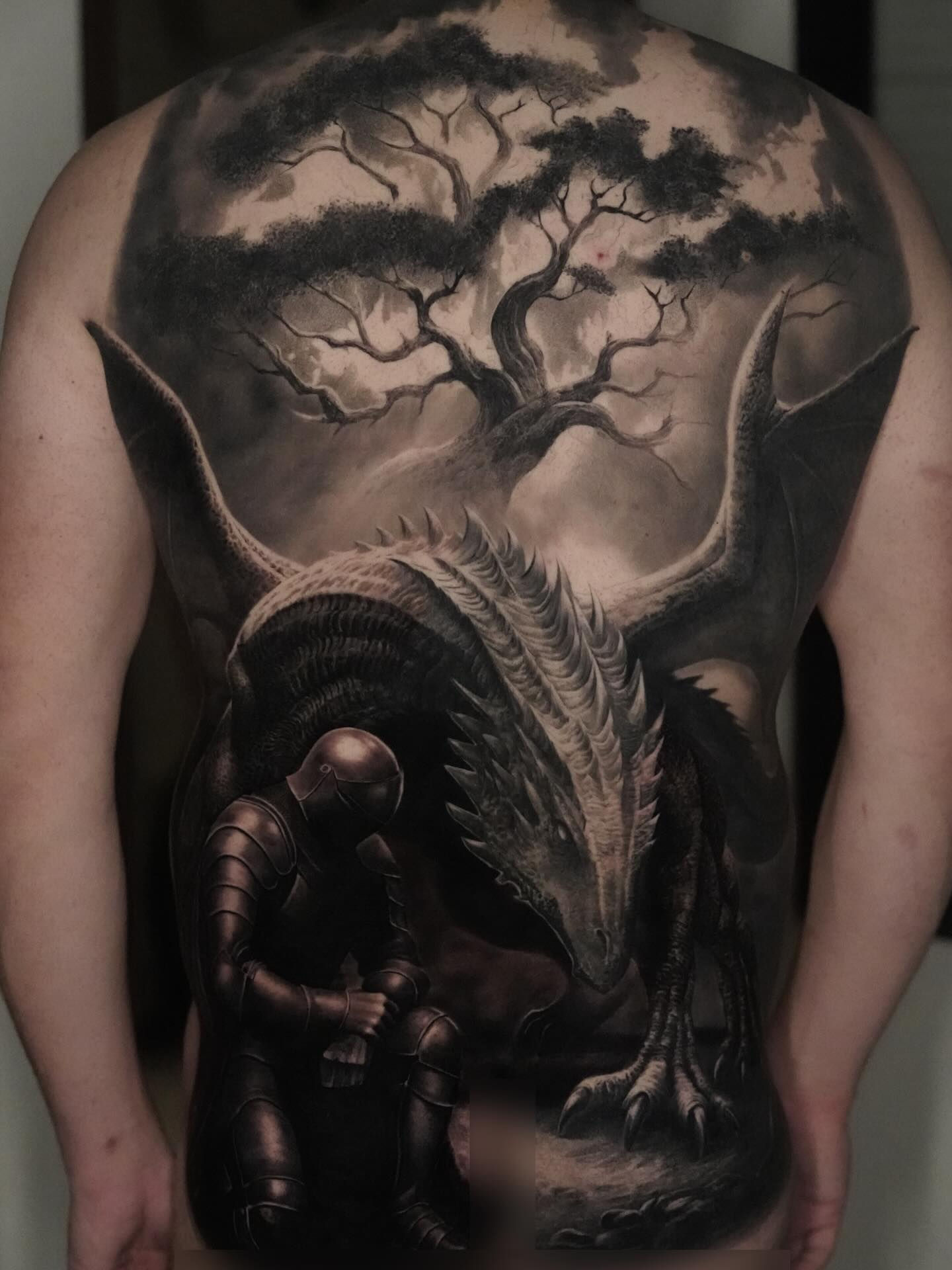 Tatouage dragon et chevalier réalisé par un tatoueur Montpellier