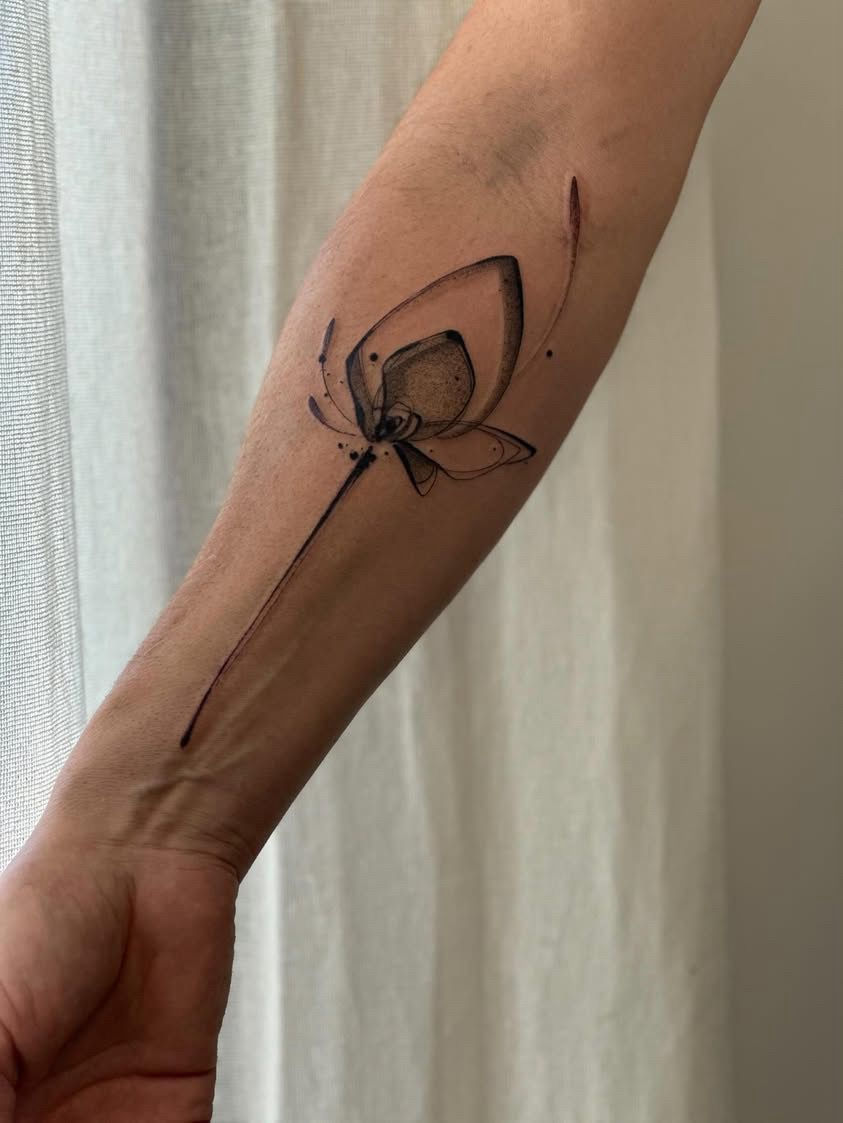 Laure de Aurys travaille à Perpignan (France).
Le style de tatouage qu’elle propose : Blackwork, Dotwork, Graphique, Floral