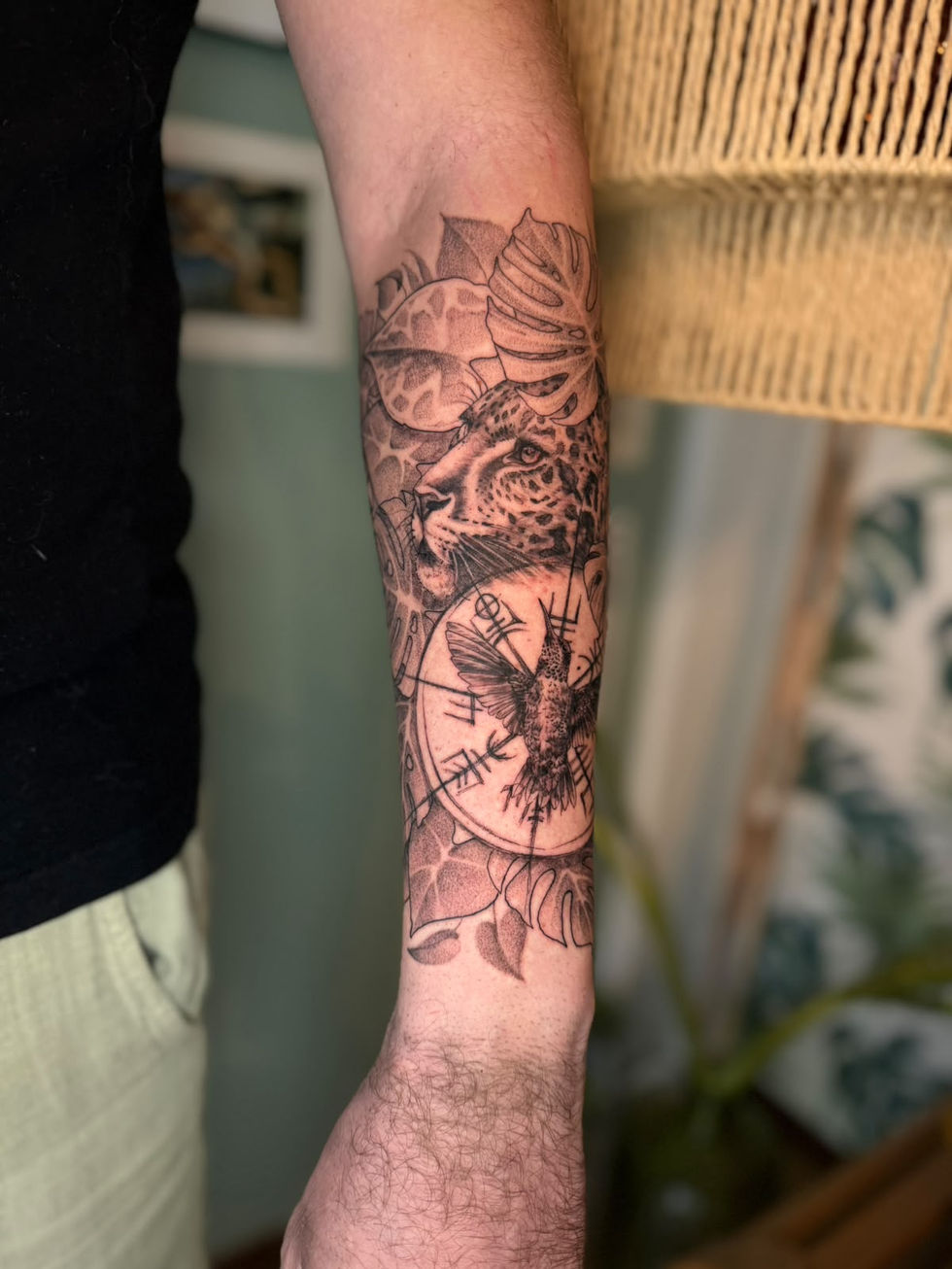 Tatouage floral tropical réalisé par La Passoire, tatoueuse en Guyane française