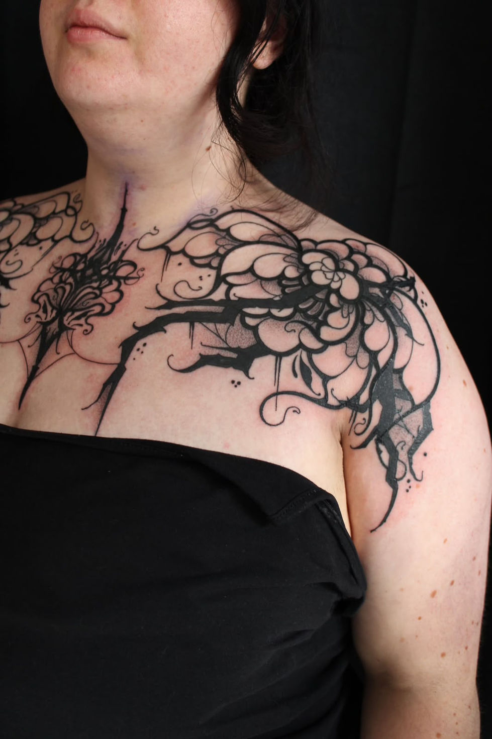 Tatouages blackwork et néo-ornementaux réalisés par Bois Noirs, tatoueuse à Neuville-Saint-Rémy. Créations illustratives, florales et symboliques aux influences sombres, poétiques et artistiques.