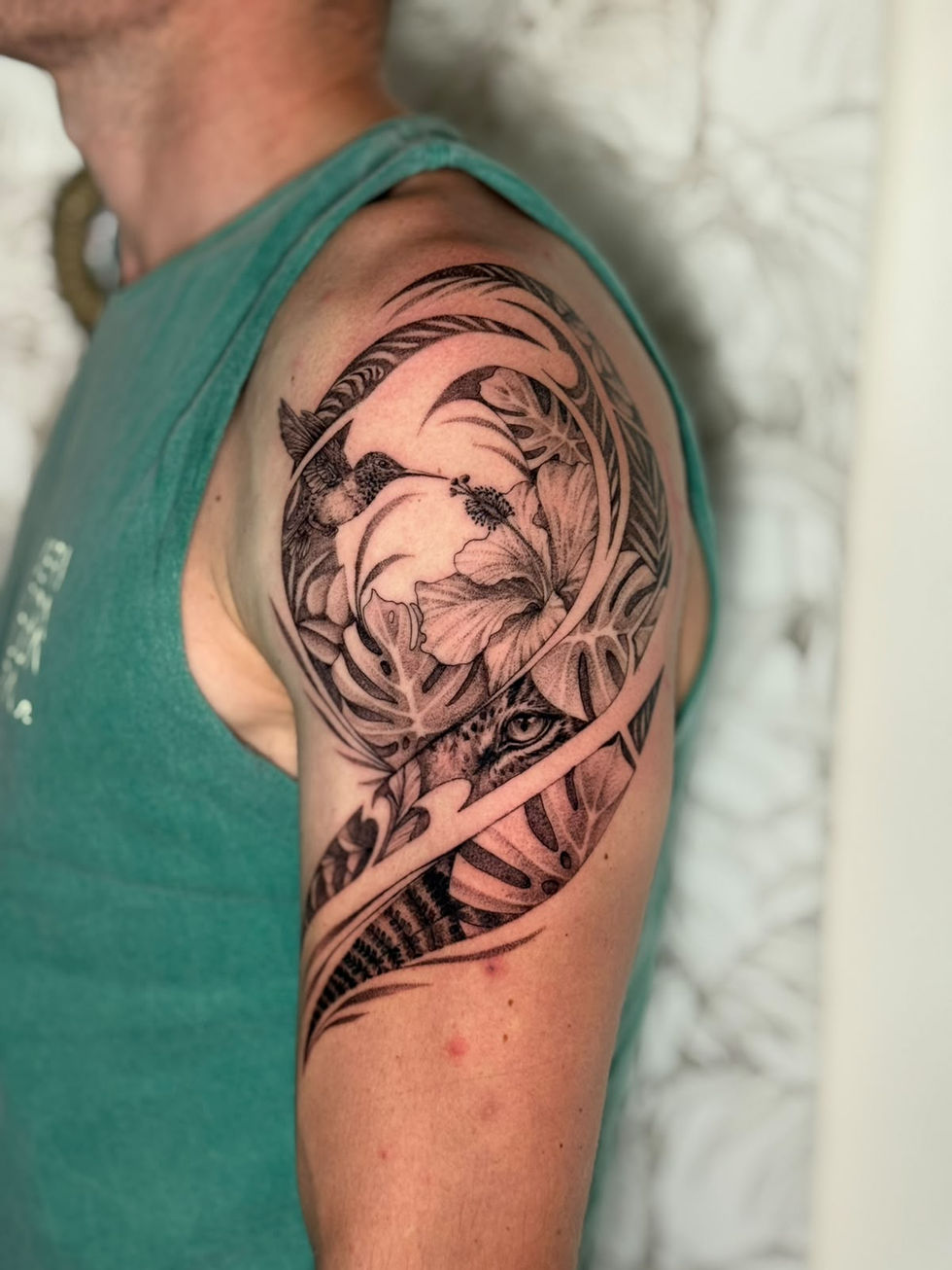 Tatouage floral tropical réalisé par La Passoire, tatoueuse en Guyane française