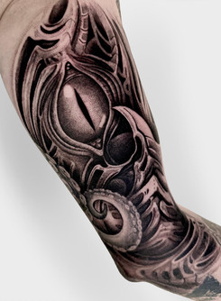 Kadaver Ink, tatoueuse spécialisée en dark art et blackwork en France
