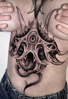 Kadaver Ink, tatoueuse spécialisée en dark art et blackwork en France