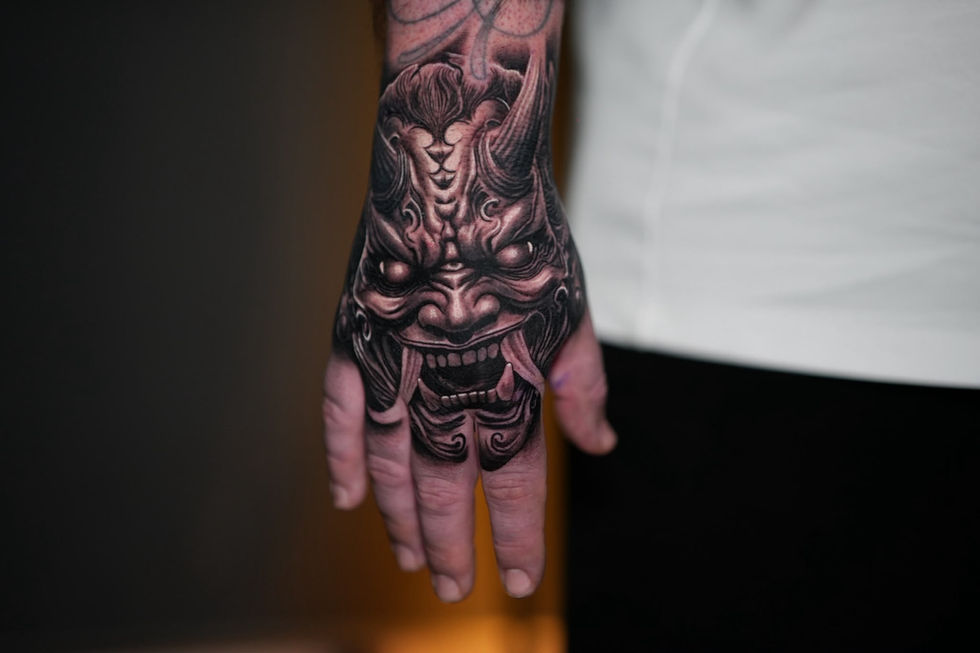 Tatouage réalisme d'un masque Hannya sur le dos d'une main.