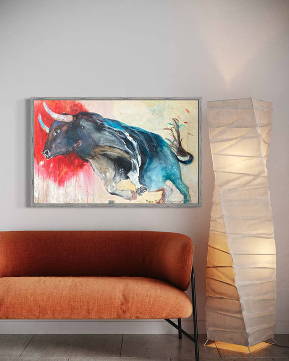 Taureau de lidia en mouvement , dominantes de et rouge, tableau horizontal en situation