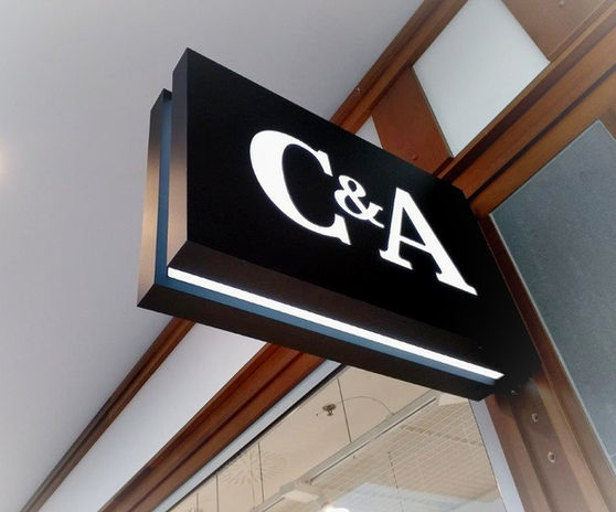 Sondersteckschild von C&A mit seitlicher LED-Lisene