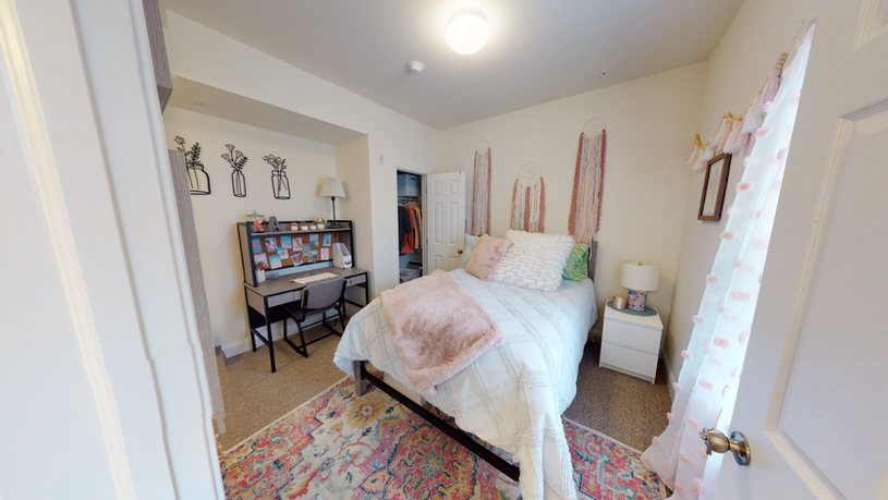 Cozy Student Housing Bedroom in Suite Style Premier