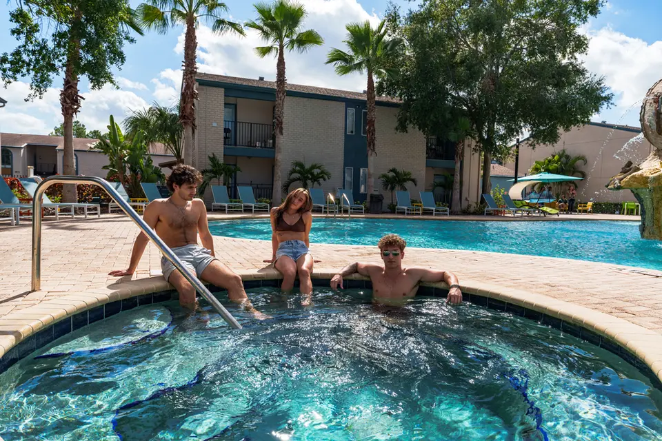 Resort Style Pool w/ Jacuzzi