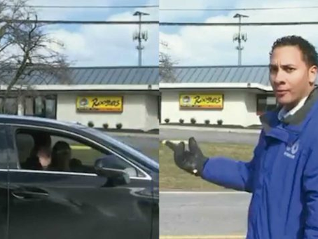 Un reportero es interrumpido por su madre que llega en coche y saluda: «No detengas el tráfico»