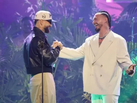 La sorpresiva aparición de Maluma en los Premios Billboard 2024 deja a J Balvin sin palabras