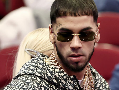 Anuel insulta a fanática de pelo azul que le tiró una botella