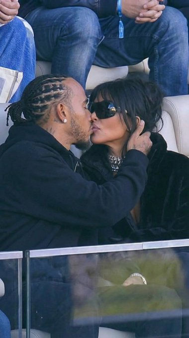 Kim Kardashian y Lewis Hamilton oficializan su romance en la Super Bowl con un beso viral