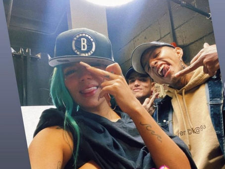 ¡Ay, Dios mío! Karol G se levantó la blusa y enseñó el piercing que se hizo en el pecho!