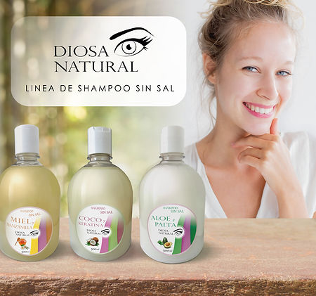 Chica sonriente con shampoo