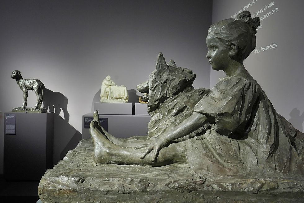 Paul Troubetzkoy, Bambina seduta con cane, 1906, gesso, Museo del Paesaggio, Verbania, © Vincenzo Bruno per CMS Cultura
