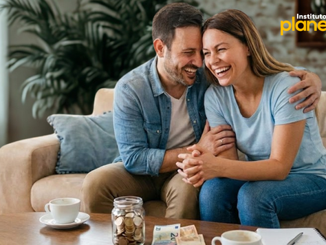 Casal celebrando uma conquista financiera