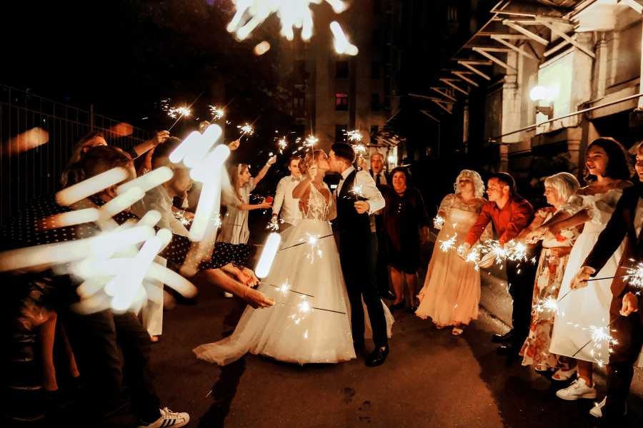 Frisch Verheiratetes Paar küsst sich abends während der Hochzeitsfeier