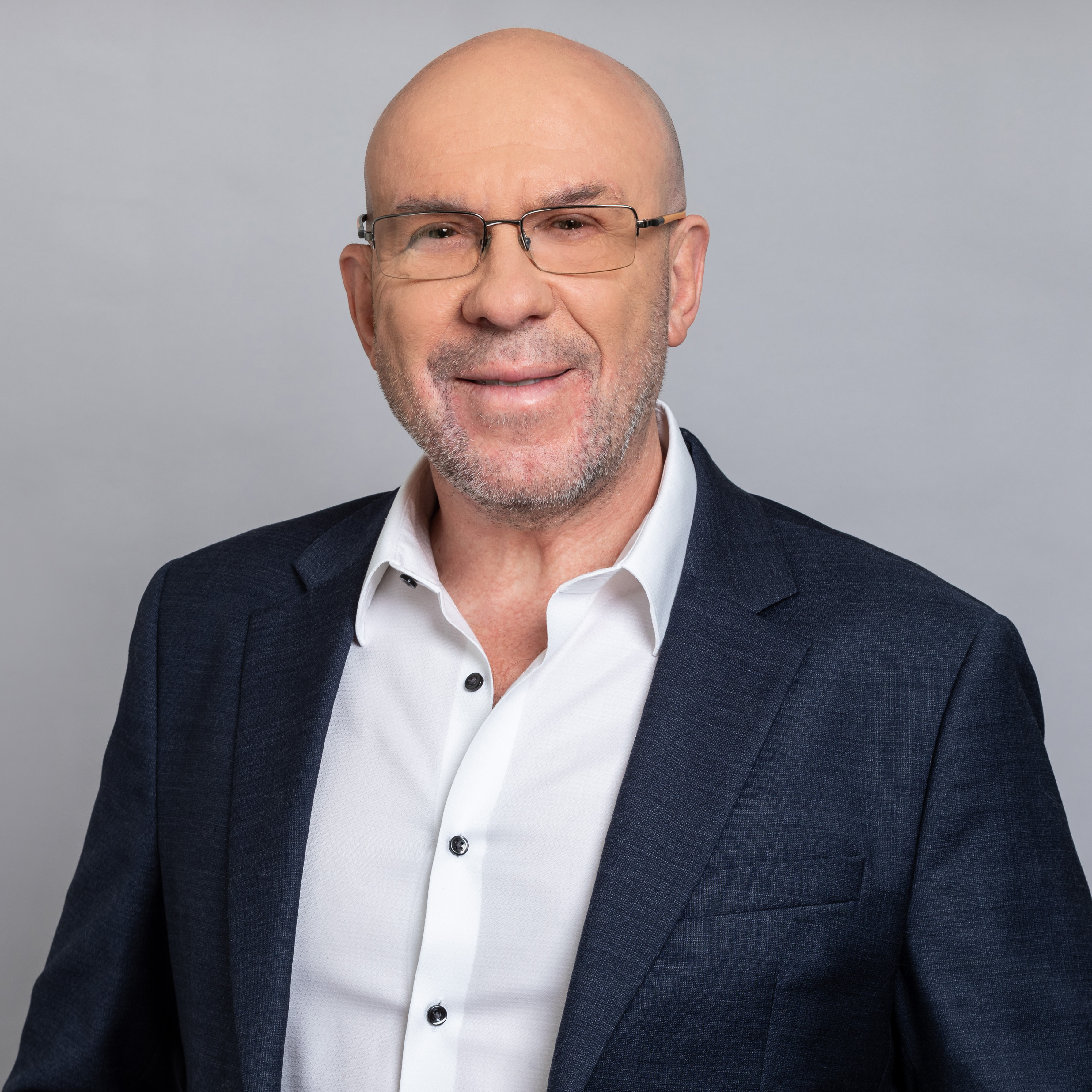 עמוס בנצור.jpg