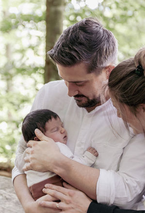 Photo famille bébé J. en forêt
