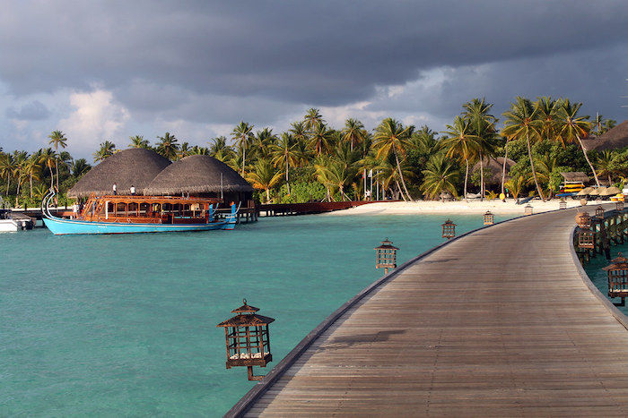 Maldive isole da sogno vista di una spiaggia da un pontile