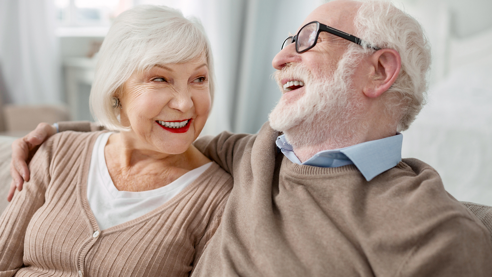 Älteres Paar lacht gemeinsam – Lebensfreude, soziale Aktivität und positive Stimmung als Teil der Demenzprävention.