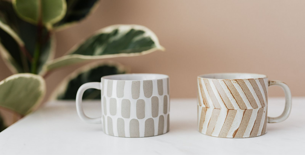 Zwei Tassen auf einem Tisch in ruhiger Umgebung als Symbol für einen geschützten Raum, Ruhe und emotionale Stabilisierung.