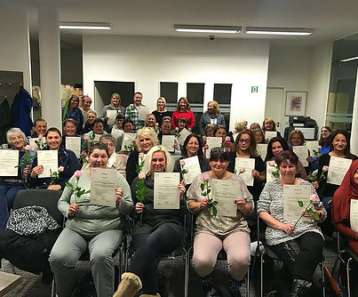 Teilnehmer:innen einer Inhouse-Schulung für Pflegeeinrichtungen nach erfolgreicher Zertifikatsübergabe im Rahmen einer Demenz-Fortbildung.