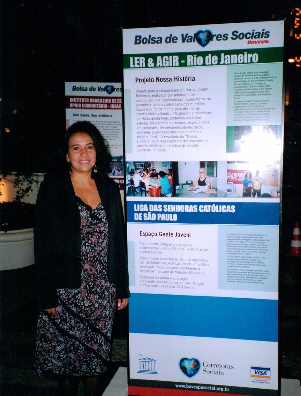 Maria Nilda Bizzo na divulgação do Projeto Nossa História premiado pela Bovespa. Acervo pessoal da autora.