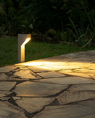 poste-balizador-270-led-aceso-instalado-2.jpg