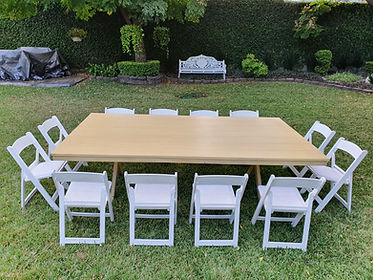 Renta mesa rectangular de madera miel con silla avant