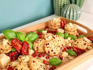 Sablés Apéritifs au Parmesan, Tomates Séchées & Basilic