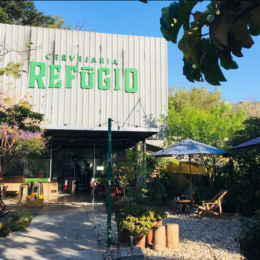 Imagem sobre o estabelecimento Cervejaria Refugio, frete da loja com sol