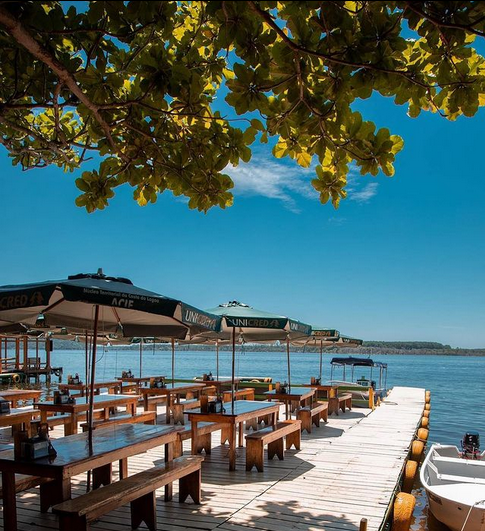Imagem do restaurante Lagoa Azul a luz do dia, sem clientes