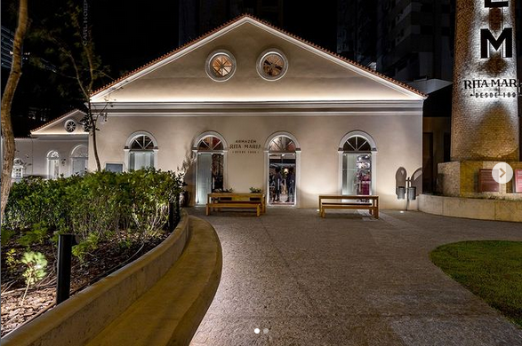 Frente da empresa Rita maria em durante a noite em Florianópolis, lugar pet friendly