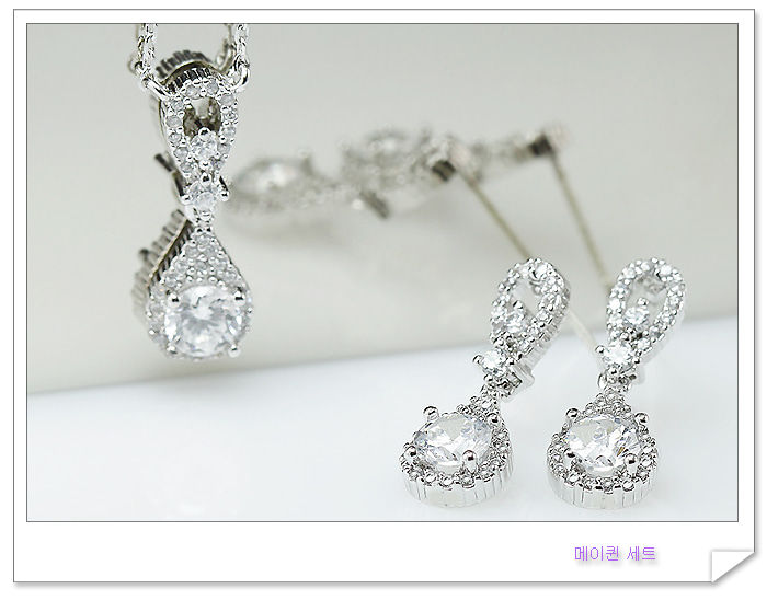 ภาพขนาดย่อ: Square In Pearl Earrings &amp; Necklace Set - Celebrity Sponsored