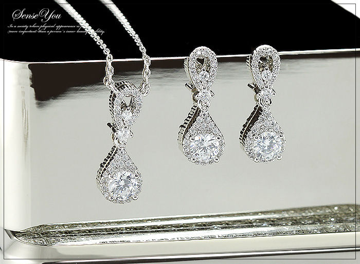 ภาพขนาดย่อ: Square In Pearl Earrings &amp; Necklace Set - Celebrity Sponsored