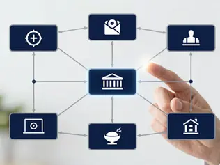 Arquitecto de soluciones frente a una pantalla con un HUD holográfico de módulos bancarios desacoplados conectados por APIs y eventos, en la línea visual de WAU.