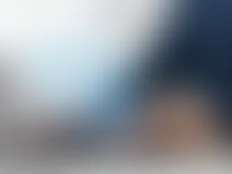Balanza que equilibra automatización y supervisión humana sobre un flujo de transacciones bancarias, con la identidad visual de WAU.