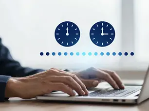 Dos relojes sincronizados sobre un flujo de pagos con un HUD holográfico de cuadre en tiempo real, en la línea visual de WAU.