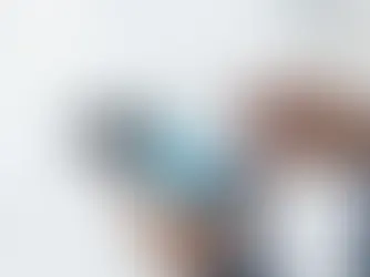 Una llave en forma de core bancario abriendo el acceso financiero a personas antes excluidas, con la identidad visual de WAU.