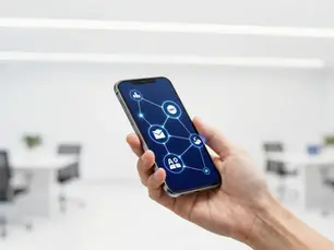 Smartphone con un HUD holográfico de conexiones API entre instituciones financieras, en la línea visual fintech de WAU.
