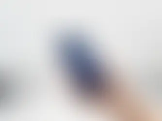 Smartphone con un HUD holográfico de conexiones API entre instituciones financieras, en la línea visual fintech de WAU.